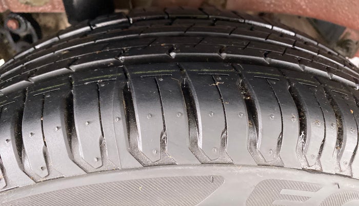 2016 Mahindra Kuv100 K8 6 STR, Petrol, Manual, 45,270 km, Right Rear Tyre Tread