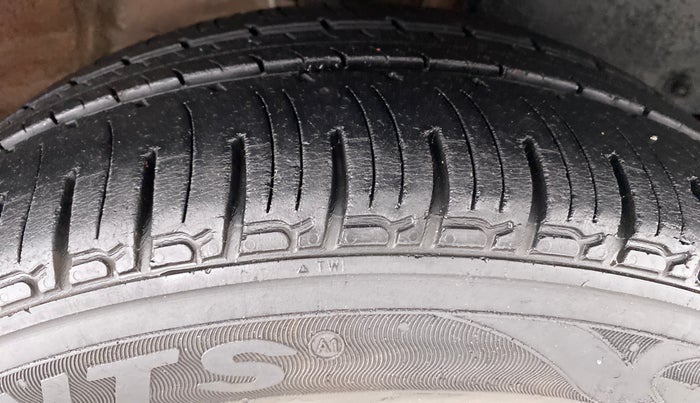 2016 Mahindra Kuv100 K8 6 STR, Petrol, Manual, 45,270 km, Right Front Tyre Tread