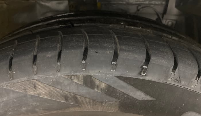 2013 Maruti Ertiga VDI, Diesel, Manual, 99,052 km, Right Front Tyre Tread