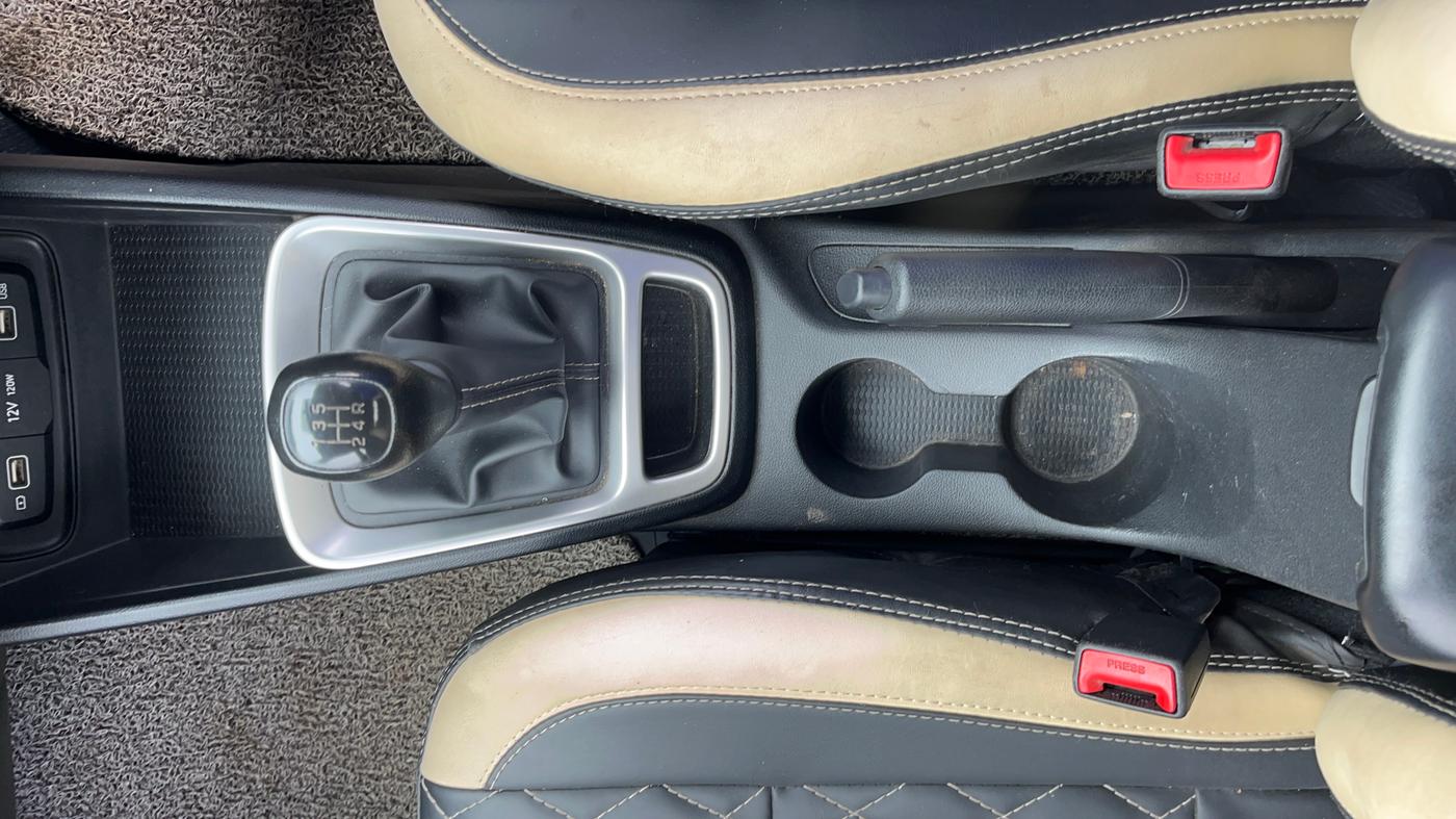 2021 Hyundai VENUE S+ 1.2, Petrol, Manual, 71,178 km, Gear Lever