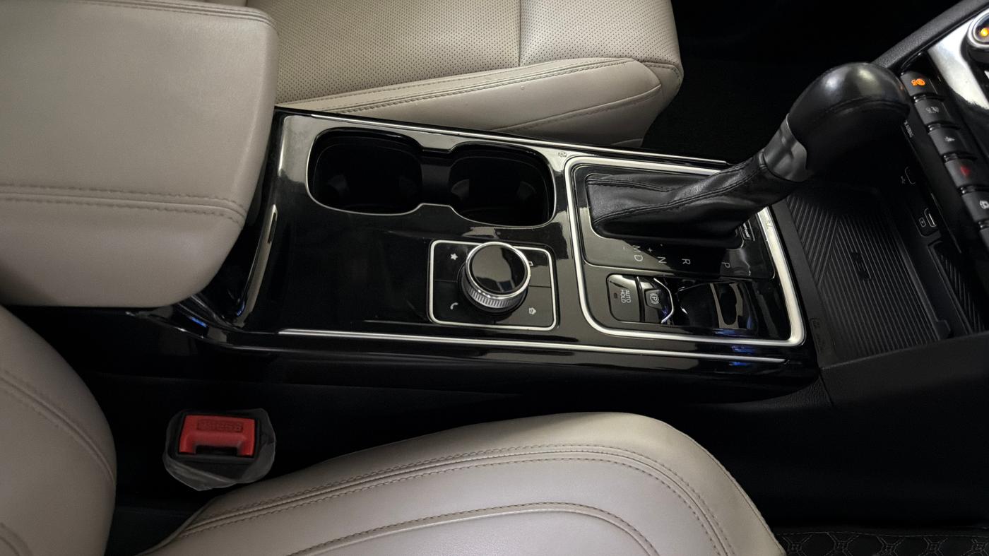 2022 Mahindra XUV700 AX 7 LUXURY P AT 7 STR, Petrol, Automatic, 48,653 km, Gear Lever