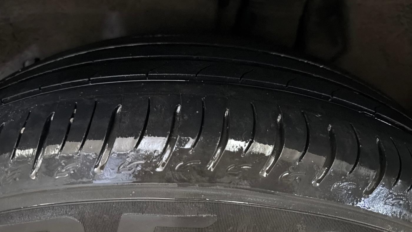 2022 Mahindra XUV700 AX 7 LUXURY P AT 7 STR, Petrol, Automatic, 48,653 km, Left Rear Tyre Tread