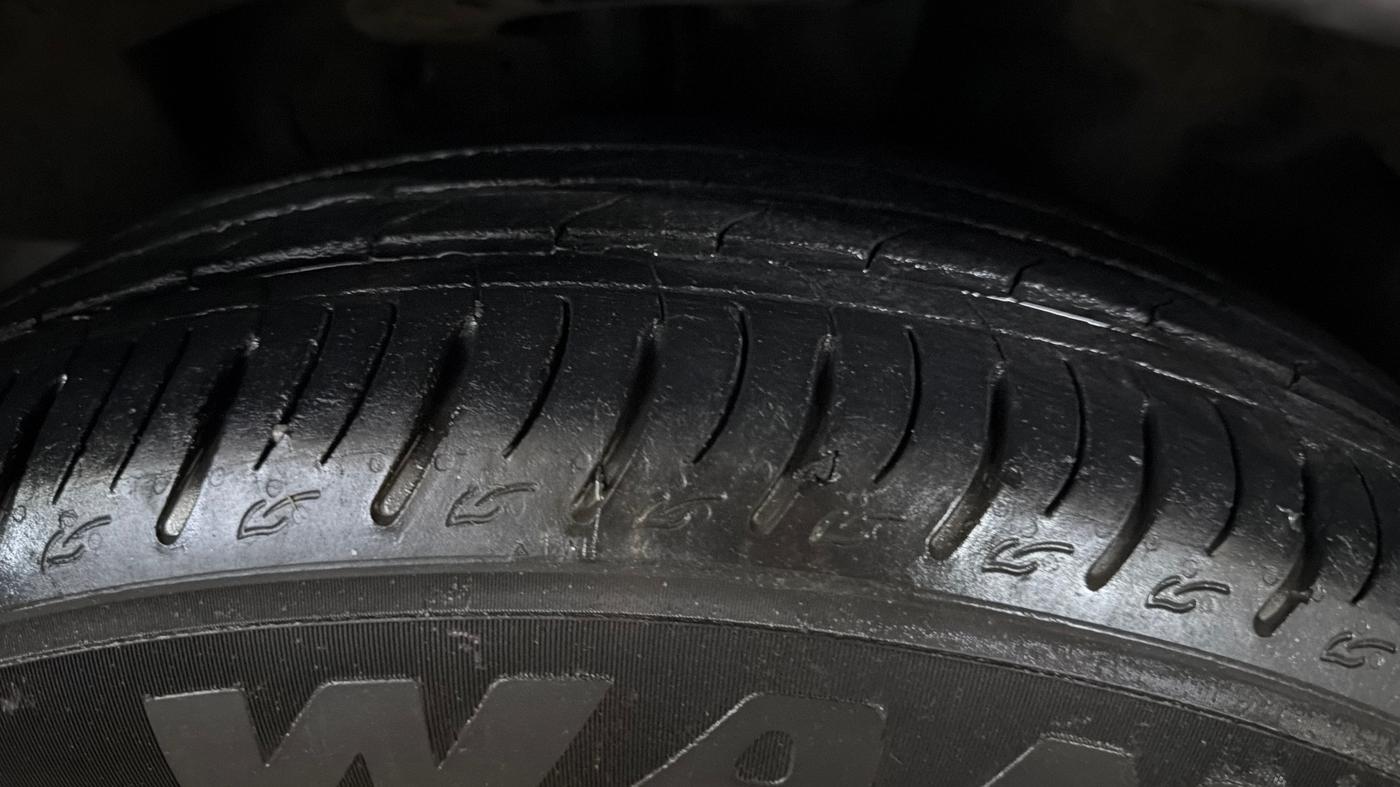 2022 Mahindra XUV700 AX 7 LUXURY P AT 7 STR, Petrol, Automatic, 48,653 km, Right Front Tyre Tread