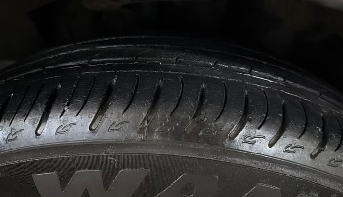 2022 Mahindra XUV700 AX 7 LUXURY P AT 7 STR, Petrol, Automatic, 48,653 km, Right Front Tyre Tread