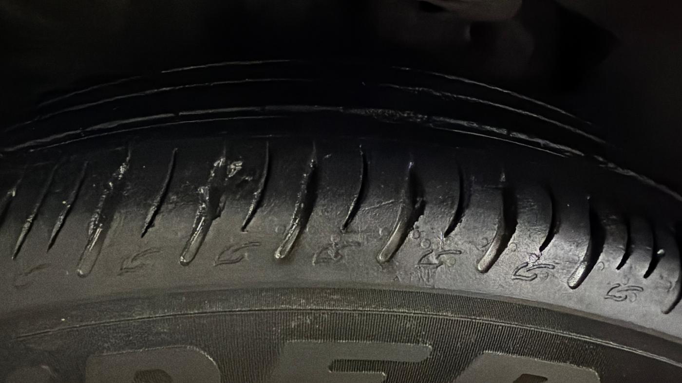 2022 Mahindra XUV700 AX 7 LUXURY P AT 7 STR, Petrol, Automatic, 48,653 km, Left Front Tyre Tread