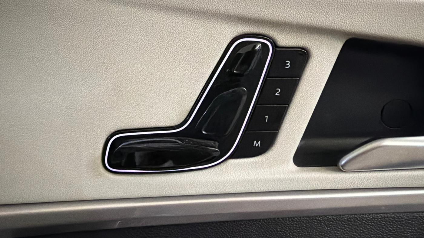 2022 Mahindra XUV700 AX 7 LUXURY P AT 7 STR, Petrol, Automatic, 48,653 km, Driver Side Adjustment Panel