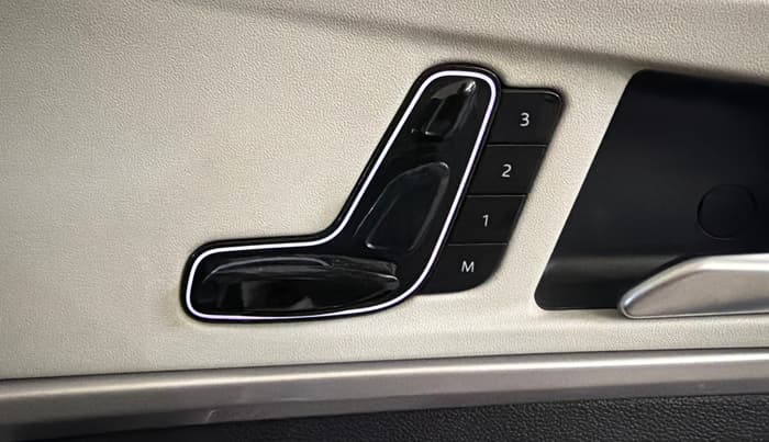 2022 Mahindra XUV700 AX 7 LUXURY P AT 7 STR, Petrol, Automatic, 48,653 km, Driver Side Adjustment Panel