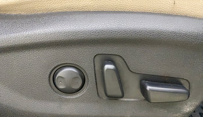 2018 Hyundai Tucson 2WD AT GL DIESEL
, Diesel, Automatic, 1,44,084 km, Driver Side Adjustment Panel