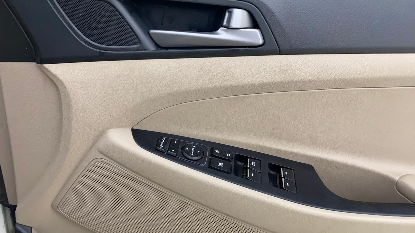 2018 Hyundai Tucson 2WD AT GL DIESEL
, Diesel, Automatic, 1,44,084 km, Driver Side Door Panels Control