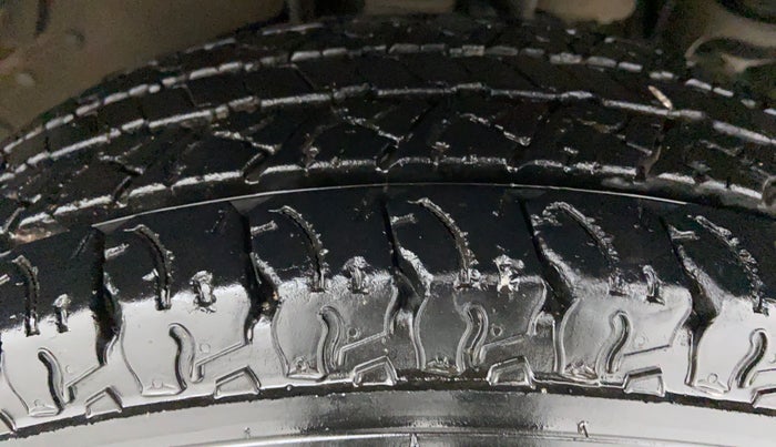 2015 Mahindra TUV300 T8 AT, Diesel, Automatic, 97,757 km, Right Front Tyre Tread