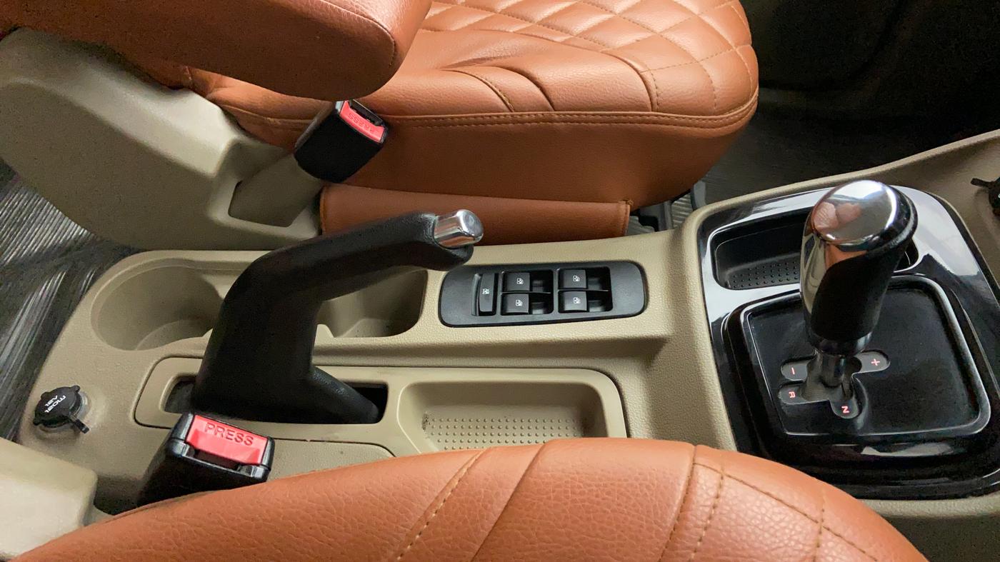 2015 Mahindra TUV300 T8 AT, Diesel, Automatic, 97,757 km, Gear Lever