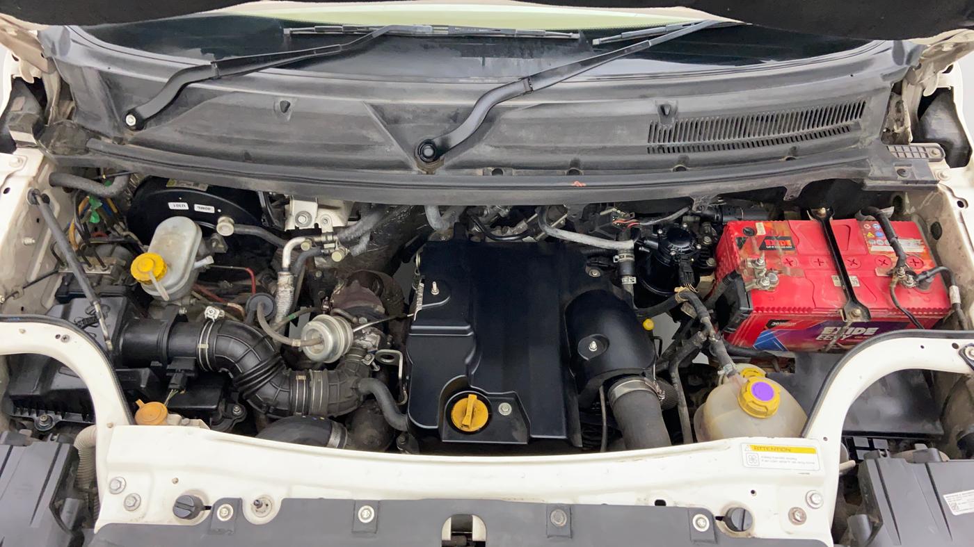 2015 Mahindra TUV300 T8 AT, Diesel, Automatic, 97,757 km, Engine Bonet View