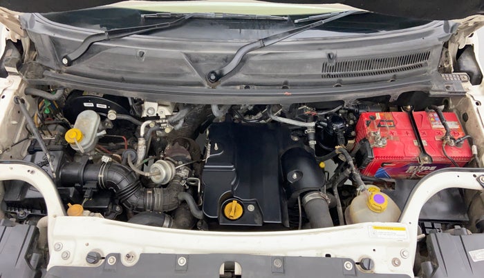 2015 Mahindra TUV300 T8 AT, Diesel, Automatic, 97,757 km, Engine Bonet View