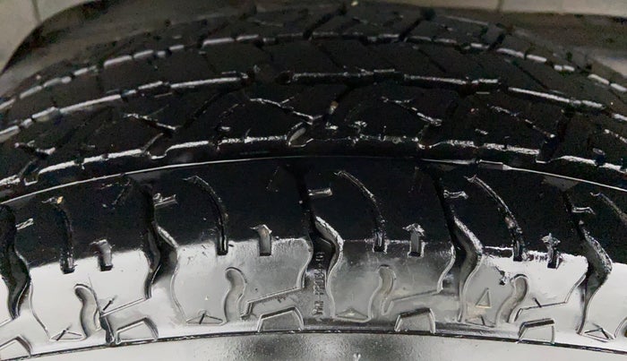 2015 Mahindra TUV300 T8 AT, Diesel, Automatic, 97,757 km, Right Rear Tyre Tread