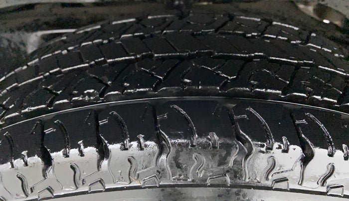 2015 Mahindra TUV300 T8 AT, Diesel, Automatic, 97,757 km, Left Rear Tyre Tread