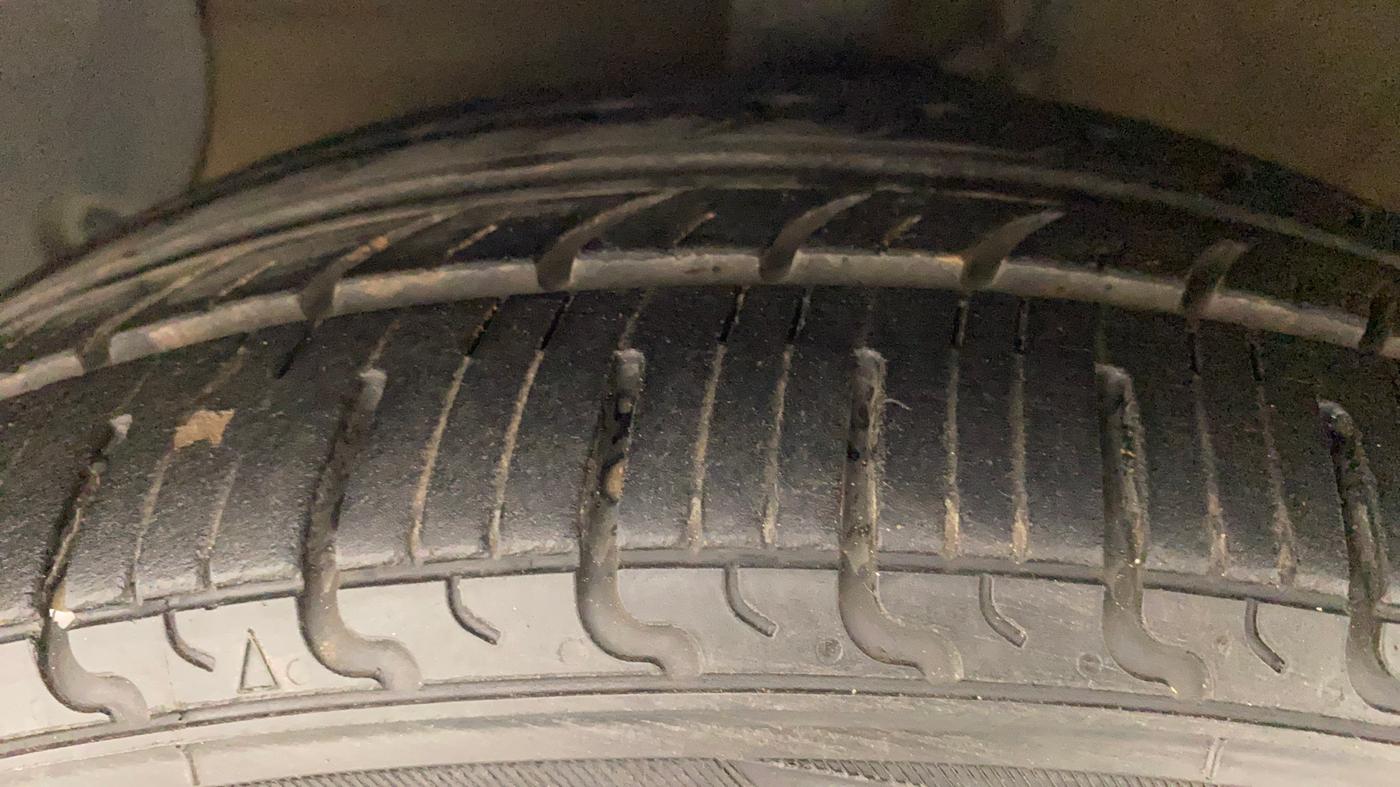 2016 Hyundai Grand i10 ASTA (O) AT 1.2 KAPPA VTVT, Petrol, Automatic, 1,02,243 km, Left Front Tyre Tread
