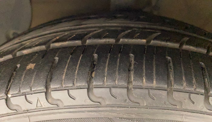 2016 Hyundai Grand i10 ASTA (O) AT 1.2 KAPPA VTVT, Petrol, Automatic, 1,02,243 km, Left Front Tyre Tread