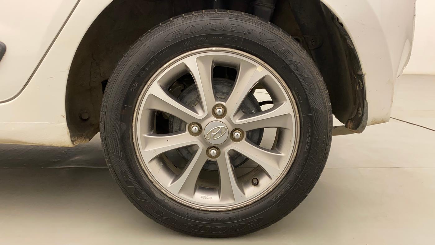 2016 Hyundai Grand i10 ASTA (O) AT 1.2 KAPPA VTVT, Petrol, Automatic, 1,02,243 km, Left Rear Wheel