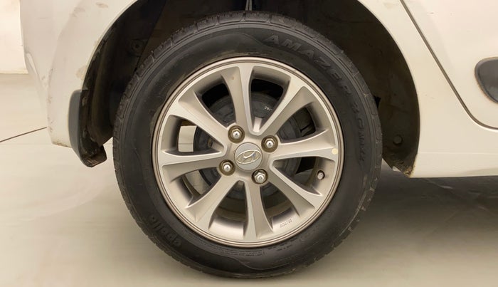 2016 Hyundai Grand i10 ASTA (O) AT 1.2 KAPPA VTVT, Petrol, Automatic, 1,02,243 km, Right Rear Wheel