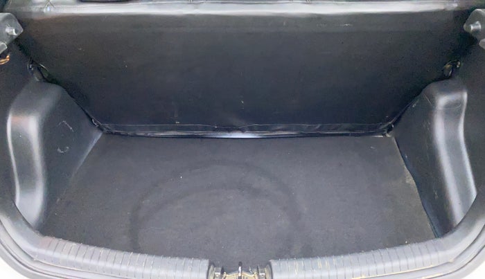 2016 Hyundai Grand i10 ASTA (O) AT 1.2 KAPPA VTVT, Petrol, Automatic, 1,02,243 km, Dicky (Boot door) - Parcel tray missing