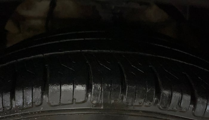 2022 Mahindra XUV300 W6 1.2 PETROL AMT, Petrol, Automatic, 89,973 km, Left Front Tyre Tread