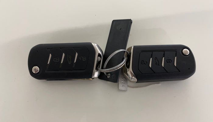 2022 Mahindra XUV300 W6 1.2 PETROL AMT, Petrol, Automatic, 89,973 km, Key Close Up