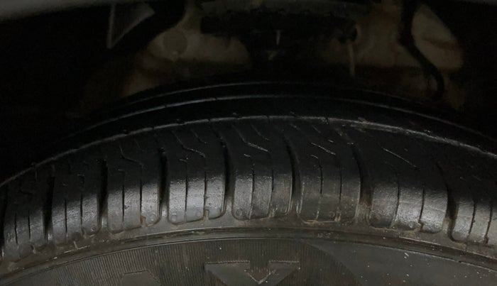 2022 Mahindra XUV300 W6 1.2 PETROL AMT, Petrol, Automatic, 89,973 km, Right Front Tyre Tread