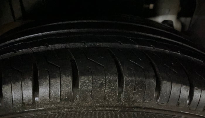 2022 Mahindra XUV300 W6 1.2 PETROL AMT, Petrol, Automatic, 89,973 km, Right Rear Tyre Tread