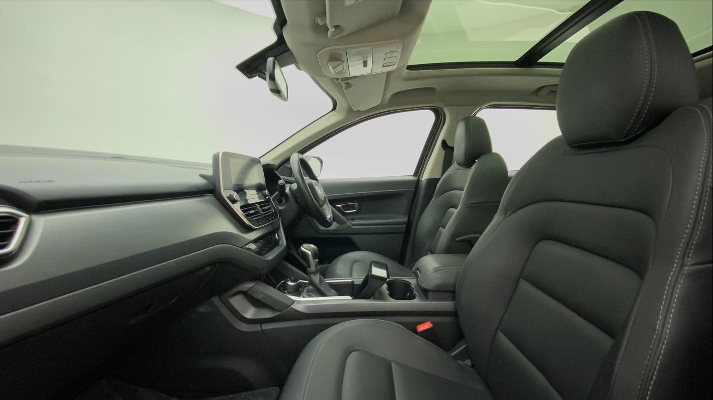 2020 Tata Harrier XZA PLUS 2.0L DARK EDITION, Diesel, Automatic, 85,969 km, Right Side Front Door Cabin