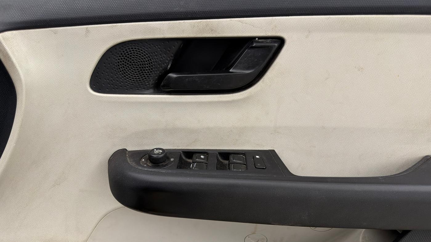 2022 Tata ALTROZ XT PETROL, Petrol, Manual, 53,604 km, Driver Side Door Panels Control