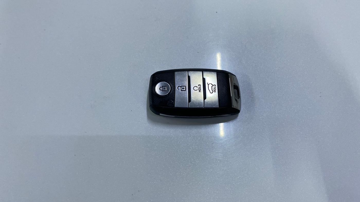 2020 KIA SONET HTX 1.0 IMT, Petrol, Manual, 65,235 km, Key Close Up