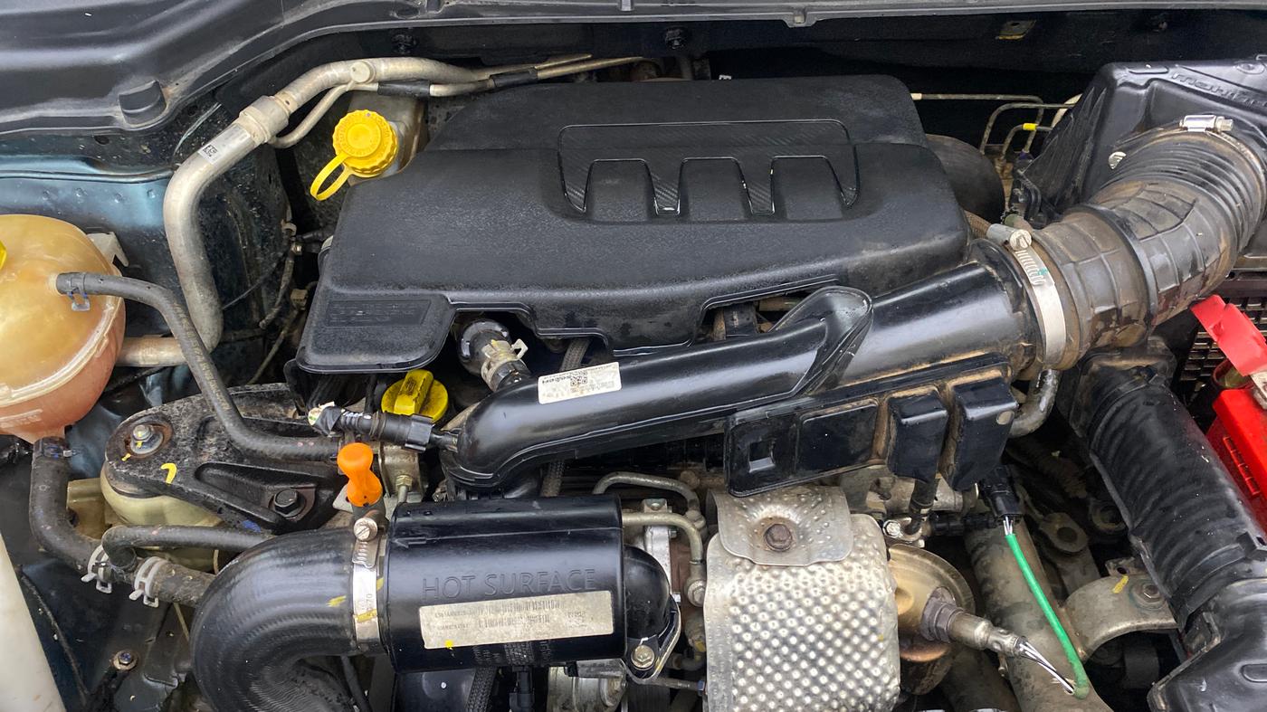2022 Mahindra XUV300 W8(O) TURBO GDI, Petrol, Manual, 62,530 km, Engine View
