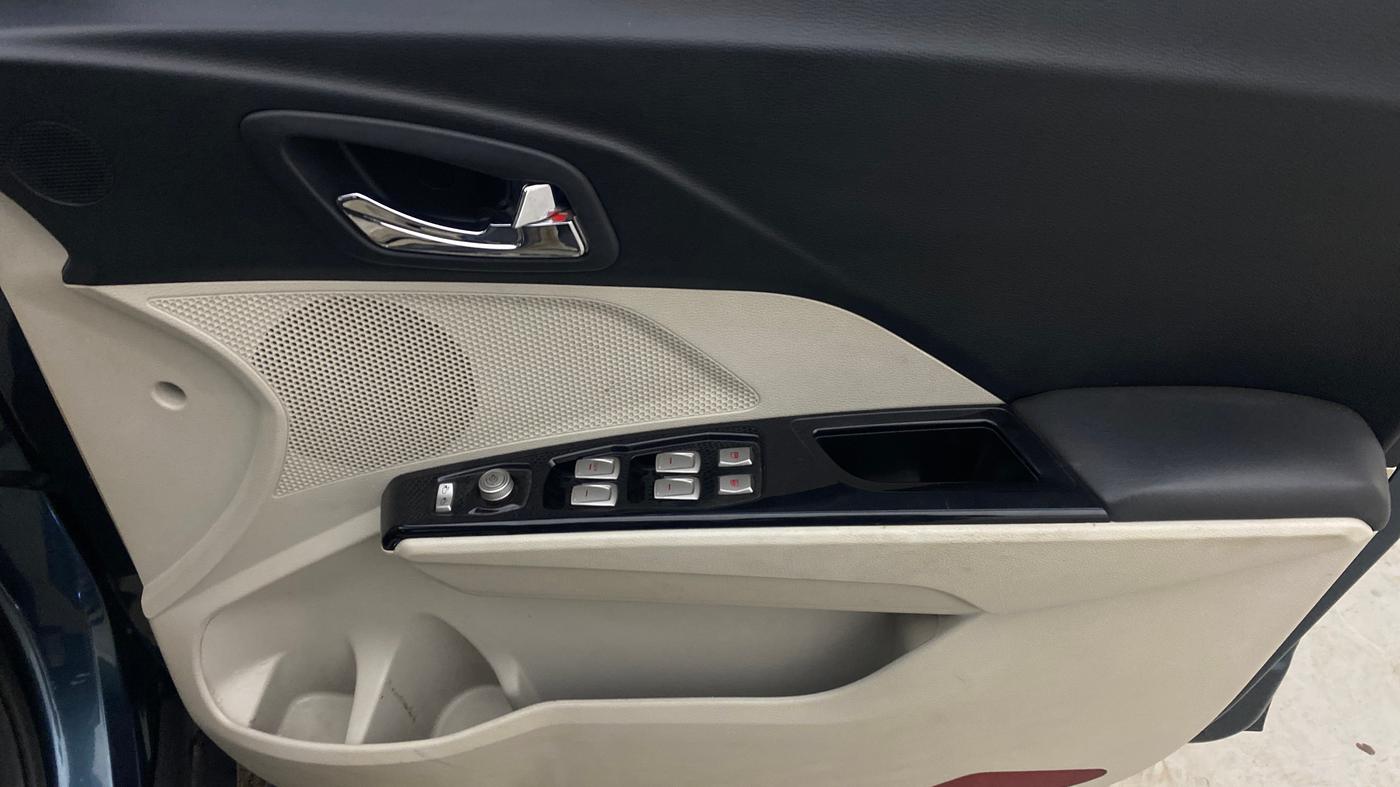 2022 Mahindra XUV300 W8(O) TURBO GDI, Petrol, Manual, 62,530 km, Driver Side Door Panels Control