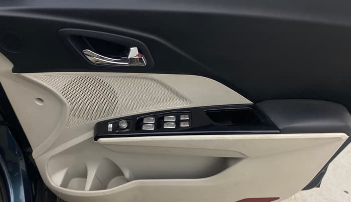 2022 Mahindra XUV300 W8(O) TURBO GDI, Petrol, Manual, 62,462 km, Driver Side Door Panels Control