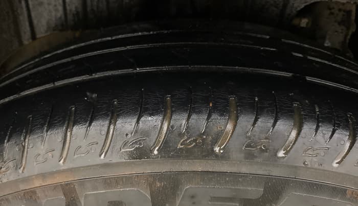 2022 Mahindra XUV300 W8(O) TURBO GDI, Petrol, Manual, 62,462 km, Right Rear Tyre Tread