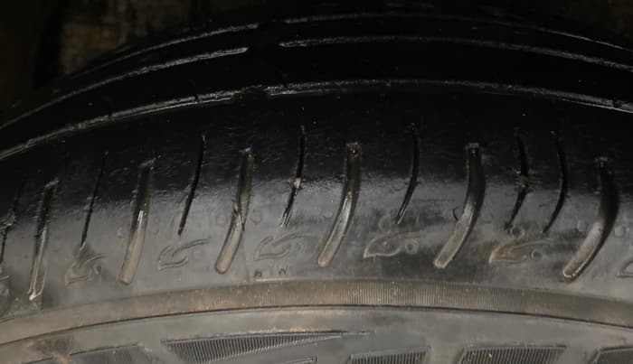 2022 Mahindra XUV300 W8(O) TURBO GDI, Petrol, Manual, 62,462 km, Left Front Tyre Tread
