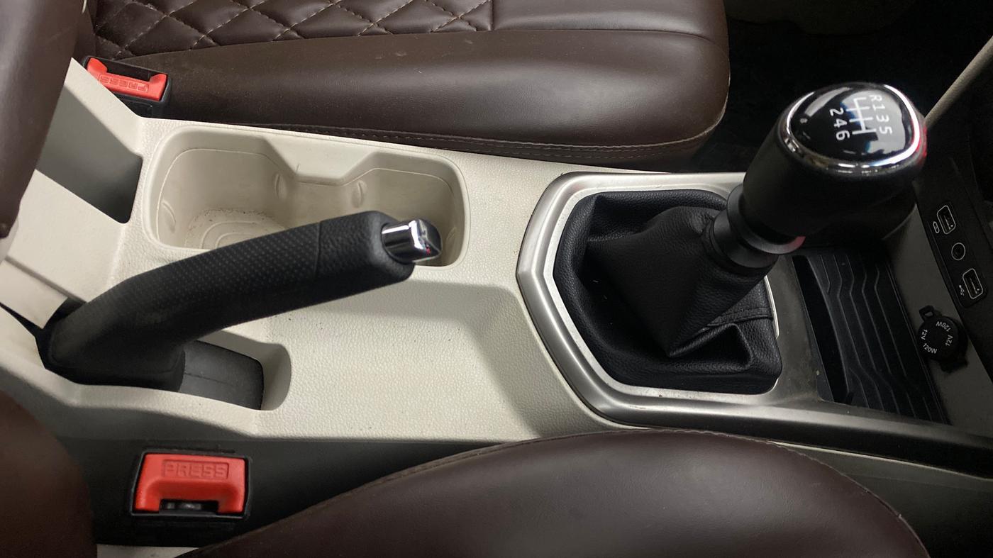 2022 Mahindra XUV300 W8(O) TURBO GDI, Petrol, Manual, 62,530 km, Gear Lever