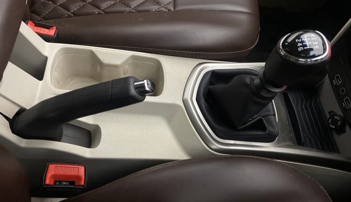 2022 Mahindra XUV300 W8(O) TURBO GDI, Petrol, Manual, 62,462 km, Gear Lever