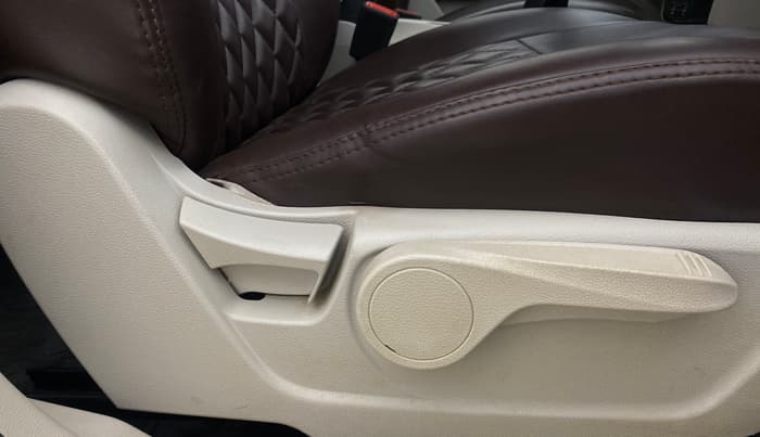 2022 Mahindra XUV300 W8(O) TURBO GDI, Petrol, Manual, 62,462 km, Driver Side Adjustment Panel
