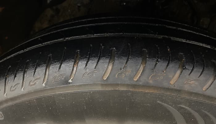 2022 Mahindra XUV300 W8(O) TURBO GDI, Petrol, Manual, 62,462 km, Right Front Tyre Tread