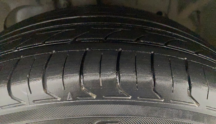 2016 Ford Ecosport TITANIUM+ 1.5L DIESEL, Diesel, Manual, 1,22,712 km, Right Front Tyre Tread