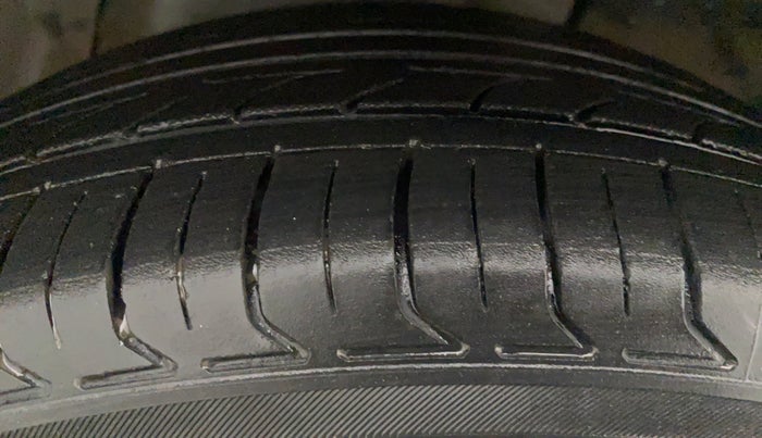 2016 Ford Ecosport TITANIUM+ 1.5L DIESEL, Diesel, Manual, 1,22,712 km, Right Rear Tyre Tread
