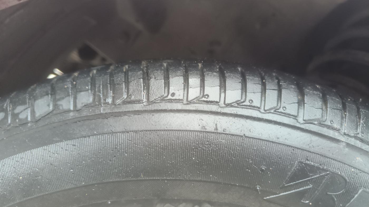 2014 Hyundai i10 MAGNA 1.2, Petrol, Manual, 23,572 km, Left Front Tyre Tread