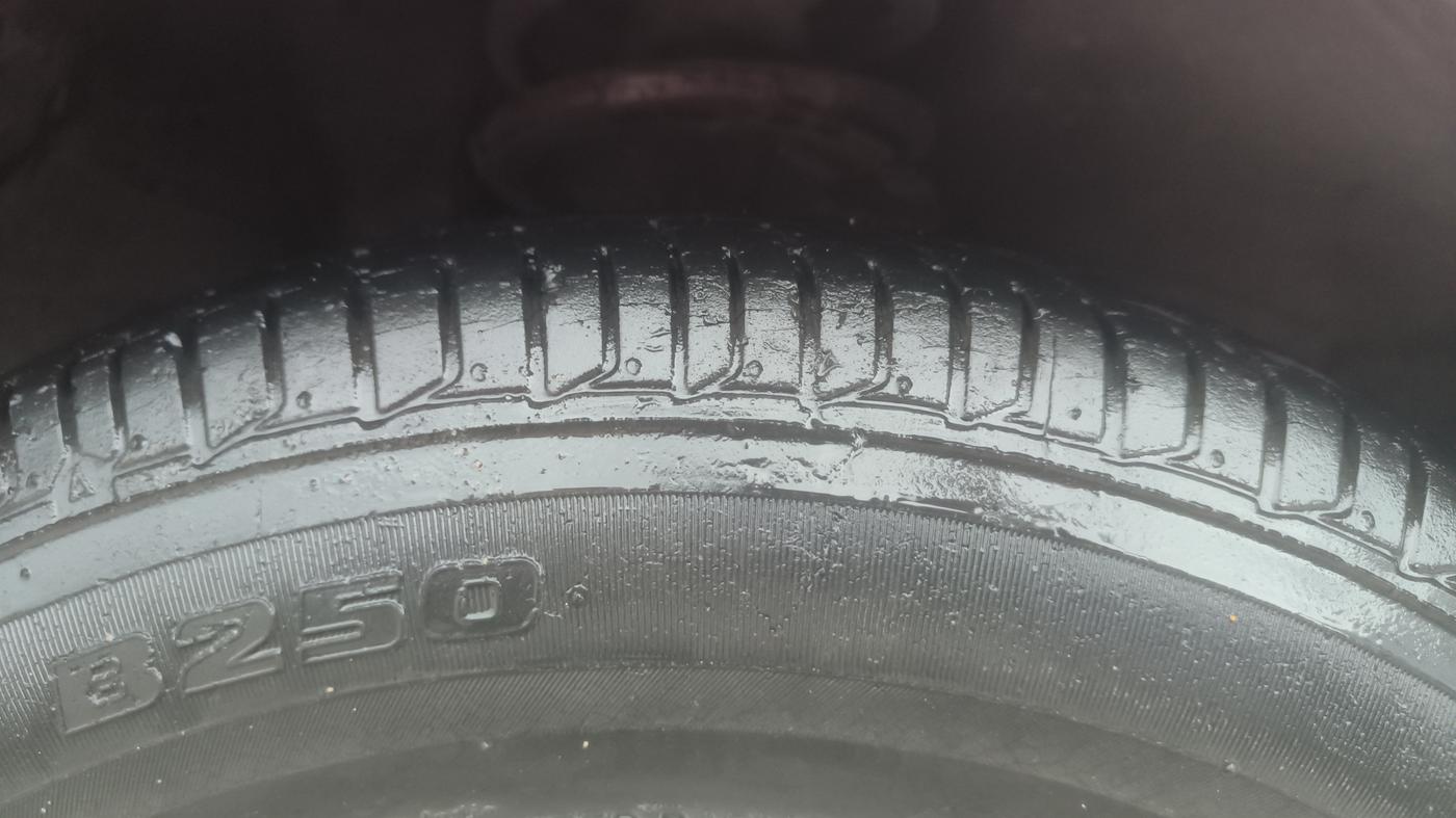 2014 Hyundai i10 MAGNA 1.2, Petrol, Manual, 23,572 km, Right Front Tyre Tread