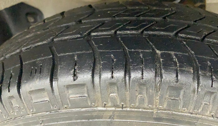 2018 Maruti Eeco 5 STR WITH A/C+HTR, Petrol, Manual, 13,179 km, Right Front Tyre Tread