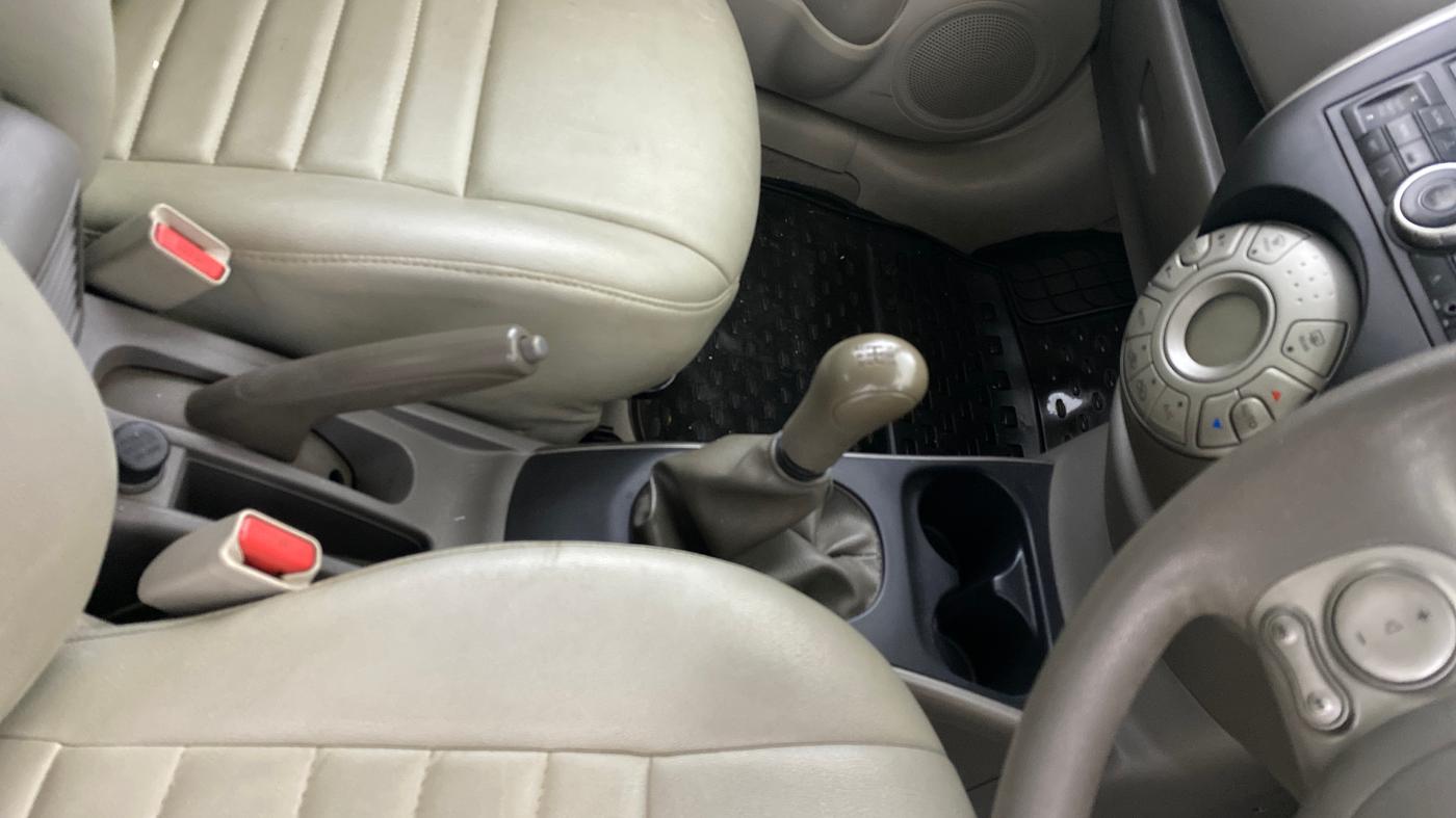 2014 Nissan Sunny XL, Petrol, Manual, 39,770 km, Gear Lever
