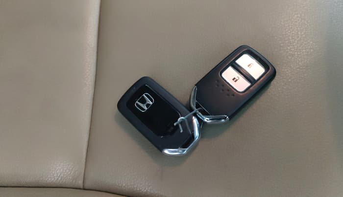 2015 Honda CRV 2.4L 2WD AT, Petrol, Automatic, 1,04,498 km, Key Close Up