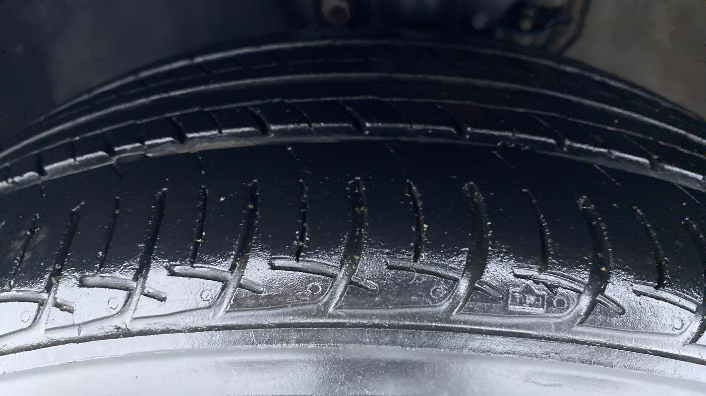 2020 Volkswagen Vento HIGHLINE PLUS 1.0 TSI MT, Petrol, Manual, 33,100 km, Left Front Tyre Tread