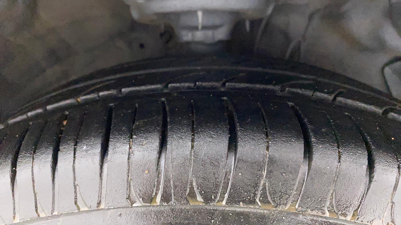 2013 Hyundai i20 MAGNA (O) 1.2, Petrol, Manual, 65,489 km, Right Front Tyre Tread