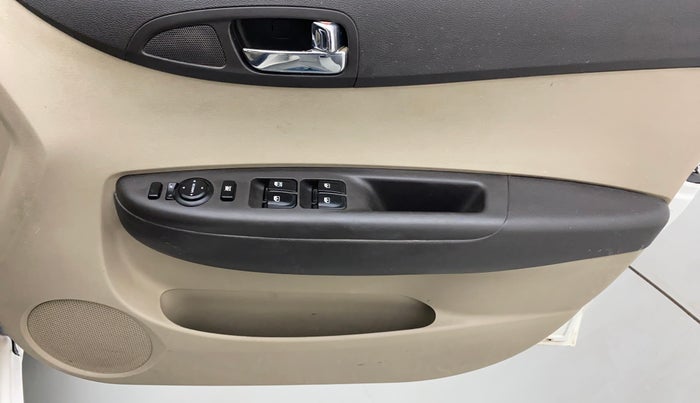 2013 Hyundai i20 MAGNA (O) 1.2, Petrol, Manual, 65,489 km, Driver Side Door Panels Control